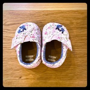 Tom’s infant floral crib shoes